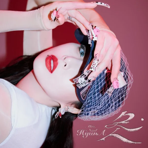 Обложка трека HyunA - 못 (Mrs. Nail) (2025)